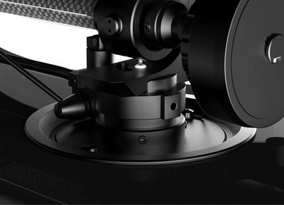 Pro-Ject X1 pladespiller i piano sort, nærbillede af tonearmen og den roterende plade, højglanspoleret sort finish