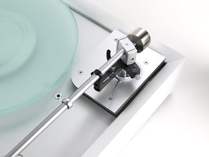 Gramofon Thorens TD 905 antracitový, trubkovité kovové raménko, skleněný talíř, obdélníkový šedý podstavec