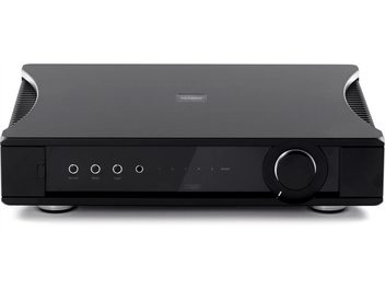 Amplificatore hi-fi stereo Rega Aethos nero, vista frontale, pannello frontale con pulsanti e manopola, 2 altoparlanti laterali