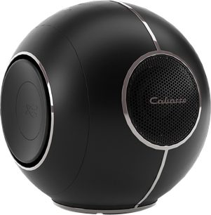 Bezdrátový reproduktor Cabasse The Pearl Myuki, černá kulovitá konstrukce, přední mřížka s logem, pohled z levého tříčtvrtečního úhlu