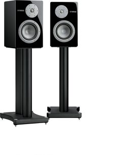 Czarne, lakierowane kolumny podstawkowe Yamaha NS-3000, srebrny tweeter i woofer w metalowych obwódkach, na metalowych standach, widok z przodu