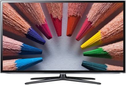 Samsung UE55ES6300-fjernsyn, der viser røde, blå, gule og grønne farveblyanter arrangeret som en vifte på en træbaggrund