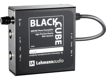 Čierny predzosilňovač Lehmann Audio Black Cube, pohľad spredu, konektory na zadnej strane, matná čierna kovová skriňa