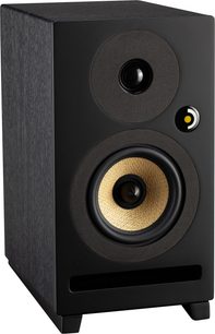 Davis Acoustics Krypton 3 tehnika must riiulikõlar, perspektiivvaade, ristkülikukujuline korpus, must ümmargune kõrgsageduskõlar, keskmise ja madalsageduse kõlar beeži punutud membraaniga, horisontaalne bass-refleksava allosas, lühikesed jalad