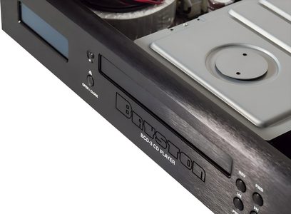 Høyoppløselig CD-spiller Bryston BCD-3 svart, frontpanel i børstet aluminium, frontmating av plate og nærbilde av displayet