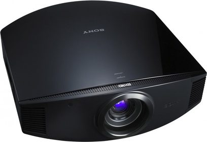 Sony VPL-VW95 sort videoprojektor, afrundet design, stort centralt blåt linseelement, ventilationsgitre