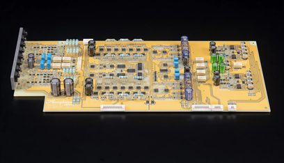 Tarjeta PCB amarilla en material compuesto Accuphase, vista superior, condensadores azules y verdes, CI, resistencias, conectores