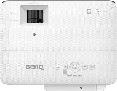 Benq TK700ST hvid videoprojektor, set forfra, med linse, kontrolknapper og tilslutningsporte