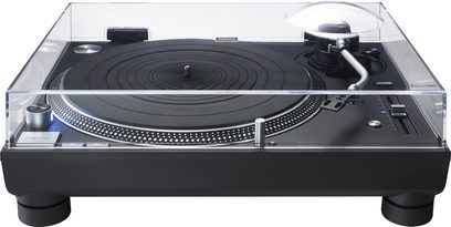 Teknisk SL-1210GREGK sort hi-fi pladespiller, set ovenfra i et dykkende perspektiv, med tallerkenen og tonearmen synlige