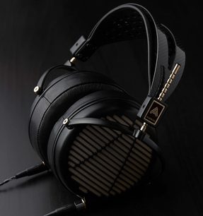 Audeze LCD-4Z sort hovedtelefoner, set fra venstre profil, metalrist på ørepuderne, polstret hovedbøjle, flettet gylden kabel