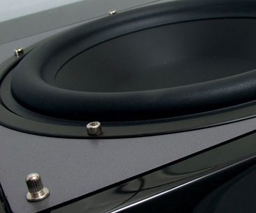 Tangent Clarity subwoofer i matsort, nærbillede af fronten der viser højttaleren og de forkromede beslag