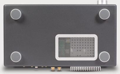 Rechteckiges, mattes graphitfarbenes Kompaktaudiosystem mit silberfarbenem Gitter, 4 runden Tasten und 2 Anschlüssen auf der Vorderseite