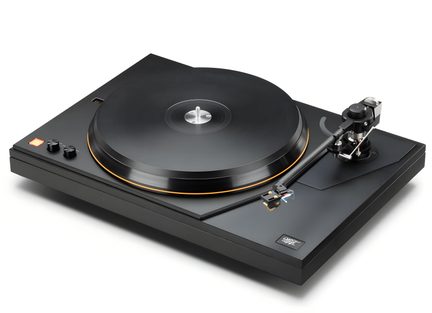 Platine vinyle noire vue de trois quarts, plateau massif avec liseré orange et bras de lecture apparent