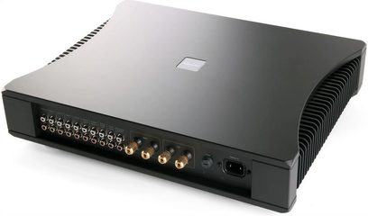 Amplificador hi-fi estéreo Rega Aethos preto, vista frontal, frente com botões, tomadas e grelha de ventilação, chassi retangular