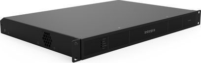 Juodas į rack montuojamas Integra 8125DSP stiprintuvas, 1U formato, trijų ketvirčių vaizdas su minimalistiniu priekiniu skydeliu