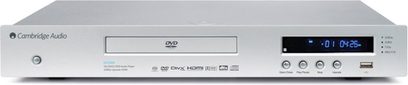 Cambridge Audio DVD99 4K Blu-ray-afspiller set forfra, sølvfarvet front med blåt display, sorte knapper og stik