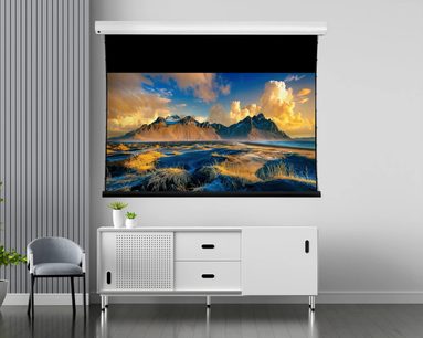 ALR-Leinwand Lumene Coliseum extra bright UST 300C ausgerollt, Landschaftsbild angezeigt, schwarzer Rahmen, weißes Gehäuse, weißes Lowboard mit 2 Türen und 2 Schubladen, grauer Stuhl links, graue Wand mit vertikalen Rillen, dunkler Boden, 2 grüne Pflanzen in Töpfen