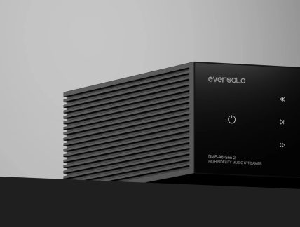 Leitor de rede de áudio EverSolo DMP-A8 Gen 2 preto, vista frontal com lateral com aletas e comandos táteis