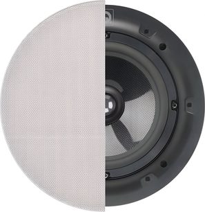Frontvisning af Q Acoustics Qi65CP indbygningsloftshøjttaler, cirkulær, venstre halvdel beskyttet af et hvidt perforeret metalgitter, højre halvdel afslører den sorte højttalerenhed med mørk plastikkant