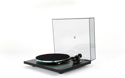 Platine de vinil hi-fi Rega Planar 3 RS com base retangular preta, prato circular de vidro, braço de leitura preto e tampa transparente aberta