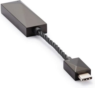 Bærbar USB-C til 3,5 mm audio-konverter fra Astell&Kern PEE51 i sort, flettet kabel, vinklet stik, aluminiumshus