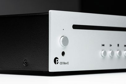 Професионален CD плеър Pro-Ject CD Box E сребрист с правоъгълна фасада, кръгло бутонче, хоризонтална цепка и 5 подредени бутона