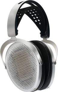 Auriculares Hifiman Edition XV abiertos, almohadillas ovaladas con rejilla plateada, diadema de metal plateado, banda perforada negra, vista 3/4