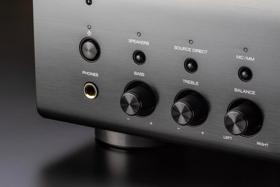 Denon PMA-900HNE svart hi-fi stereoanlegg. Nærbilde av høyre frontpanel. Svarte dreiebryterne og jackutgangene.
