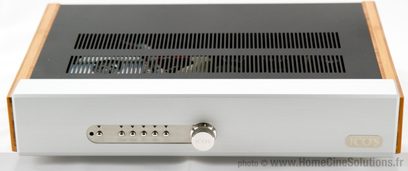 Kompaktowy wzmacniacz stereo hi-fi ICOS 260 Init, przednia część srebrna z czarną kratką, jasne bambusowe boki, przyciski po prawej stronie