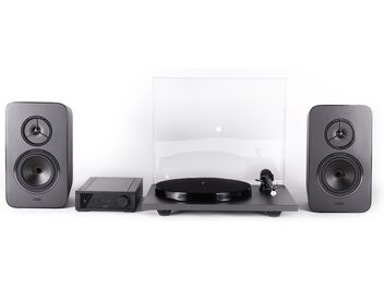 Giradischi hi-fi Rega System One con coperchio trasparente, amplificatore nero rettangolare, 2 diffusori neri rettangolari