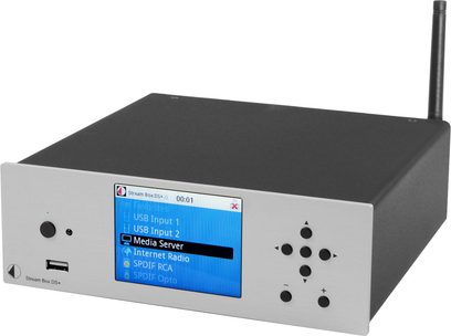 Pro-Ject Stream Box DS+ netværksaudioafspiller, sølvfarvet, rektangulært metalkabinetdesign, frontpanel med blå LCD-skærm og knapper