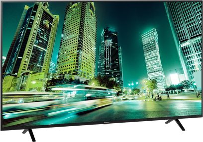 Panasonic TX-50LX700E fladskærms-tv, der viser et nattemotiv med oplyste skyskrabere og en vej med lysstrimer fra biler