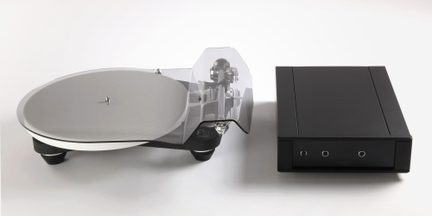 Pladespiller med grå, cirkulær pladetallerken, arm beskyttet af et gennemsigtigt låg, sort rektangulært kabinet med 3 knapper