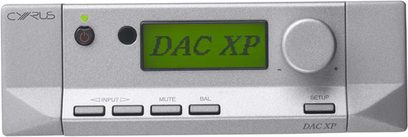 Sølvfarvet Cyrus DAC XP stereo-forforstærker, frontpanel med grøn "DAC XP"-skærm, knapper og stik set forfra