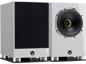 Fyne Audio F500SP hvid lakeret bogreolhøjttaler, set forfra og fra siden, gylden diskant, sort højttaler