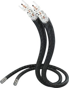 Černé pletené audio kabely RCA se stříbrnými RCA konektory, pohled zepředu, uspořádané do smyčky