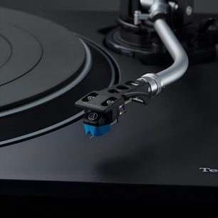 Pickup Technics SL-100CEG-K negru, vedere de aproape de sus a brațului de citire cu celulă și contragreutate