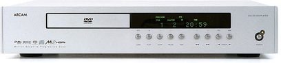 Arcam DIVA-DV-135 4K Blu-ray-afspiller set forfra, sølvfarvet front med display, knapper og diskskuffe