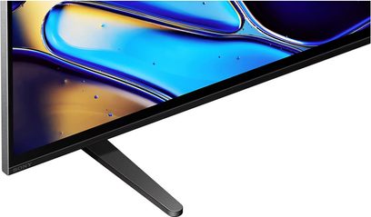 Sony BRAVIA 8 (65XR80), plochá obrazovka, pravý dolní roh, tenký černý rámeček, kovový stojan, modrý a žlutý displej