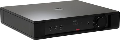 Rega Mercury siyah stereo entegre amplifikatör, üç çeyrek görünüm, büyük ses düğmesi ve ekranlı sade ön panel
