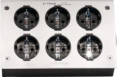 Multipresa Furutech e-TP60E a 6 prese Schuko con interruttori individuali, vista frontale su sfondo grigio chiaro