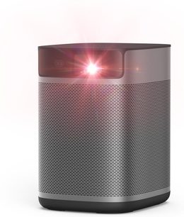 Videoproiettore XGIMI MoGo 2 Pro Gen 2 grigio, corpo in metallo con griglia traforata, lente accesa, vista a tre quarti