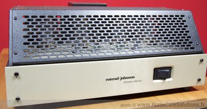 Zesilovač Conrad-Johnson Premier Eleven, čelní panel s kovovou mřížkou, vypínač a kontrolka, stříbrné pouzdro