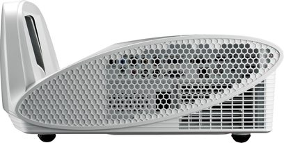 Optoma EW675UT hvid videoprojektor, set fra siden, med hexagonal ventilationsgitter, linse forskudt mod højre side