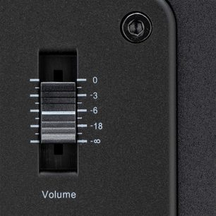 Volumenkontrolknap på en Fluid Audio F8S aktiv højttaler, gradueret fra -∞ til 0 dB i trin på 3 dB