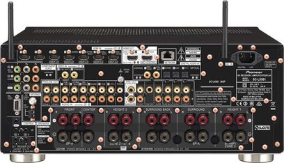 Pioneer SC-LX901 sort hjemmebiografsforstærker, set forfra, med mange lyd/video-stik på bagsiden, knapper og drejeknapper