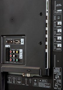 Bagpanelet på en Sharp LC-70LE740E-tv med HDMI-, USB-, komponent-, lyd- og andre ind-/udgange