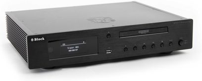 Hi-fi CD prehrávač Block HD-120 v čiernom prevedení z brúseného hliníka, pohľad zľava spredu zvýrazňujúci predný panel s displejom, slotom „Ultra HD“, USB portom a radom okrúhlych tlačidiel