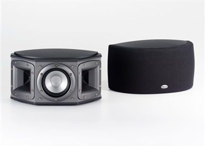 Sort Klipsch-midterhøjttaler og sort Klipsch-basreflekskabinet set forfra på hvid baggrund