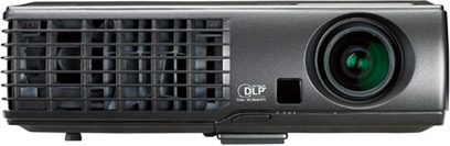 Optoma EP1691i projektor set forfra, med objektiv til venstre, ventilationsgitter til højre og kontrolpanel på toppen